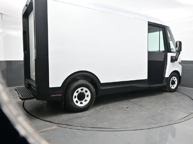Used 2024 White BrightDrop  image 8