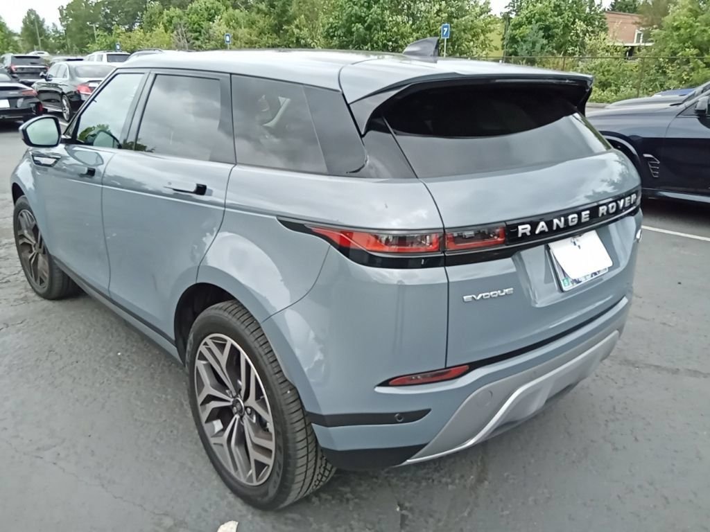 Used 2023  Land Rover SE image 9