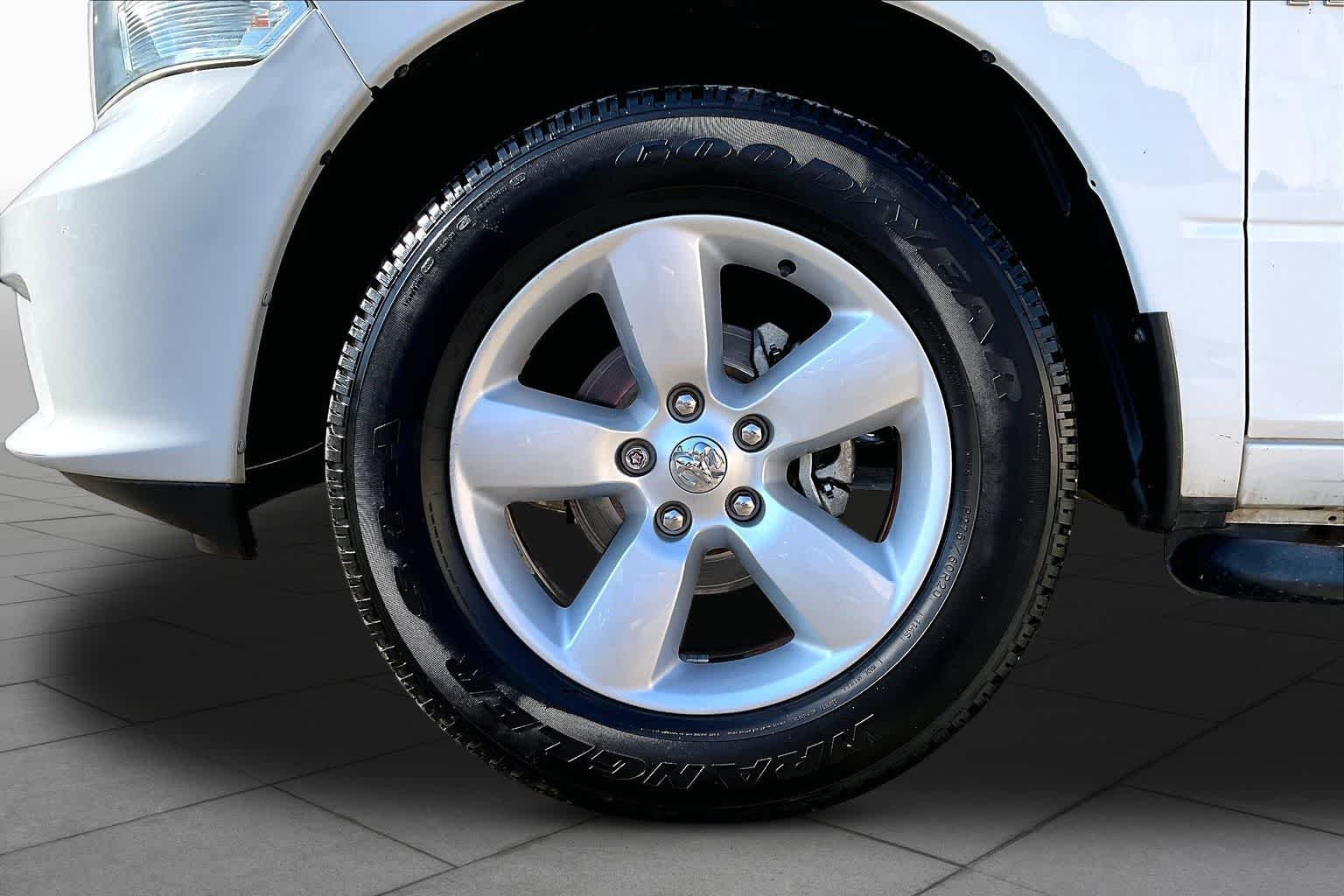 Used 2015 Bright White Clearcoat Ram Express image 12