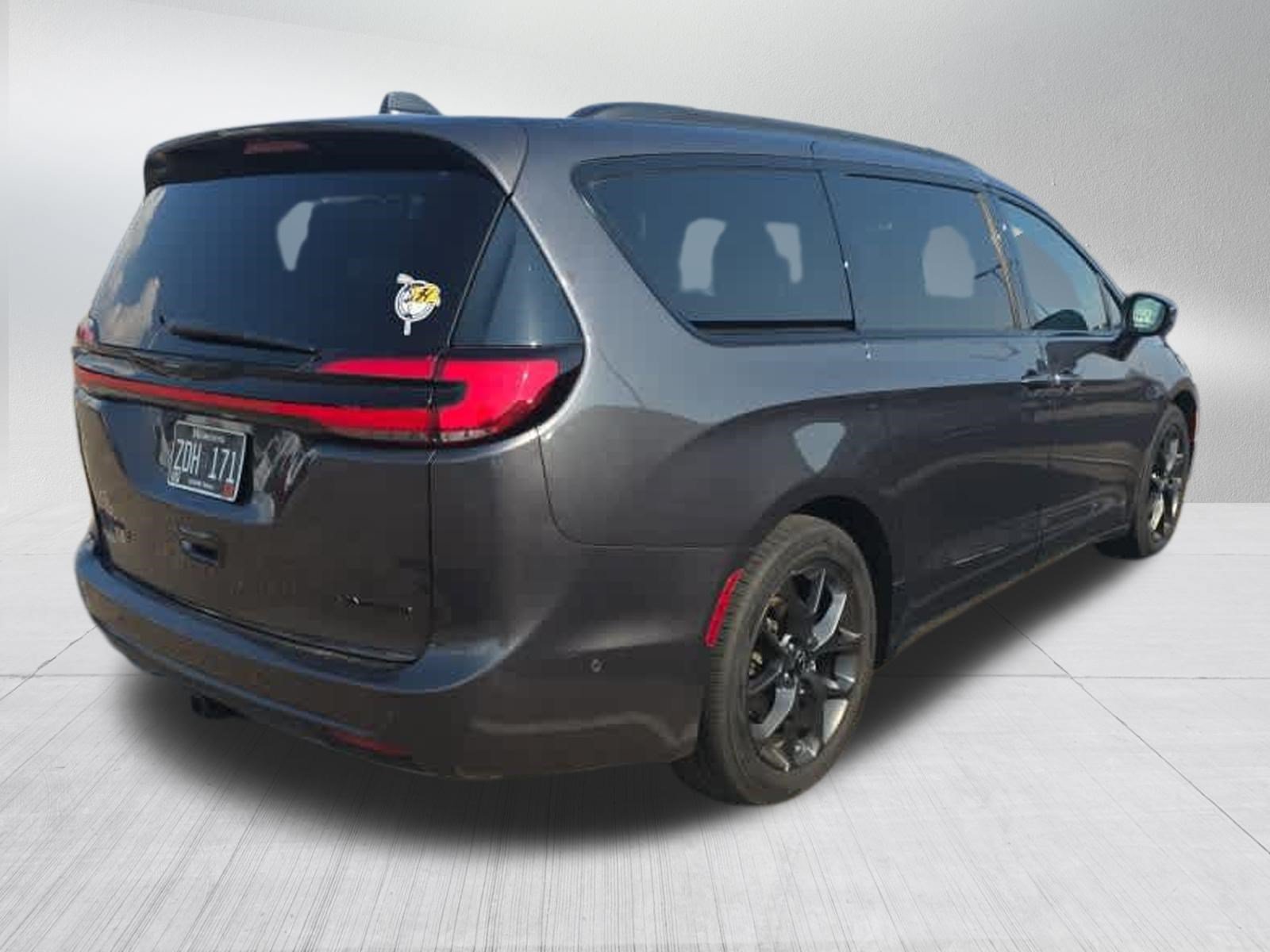 Used 2022 Chrysler Pacifica Limited with VIN 2C4RC1GG6NR205567 for sale in Brooklyn Center, Minnesota