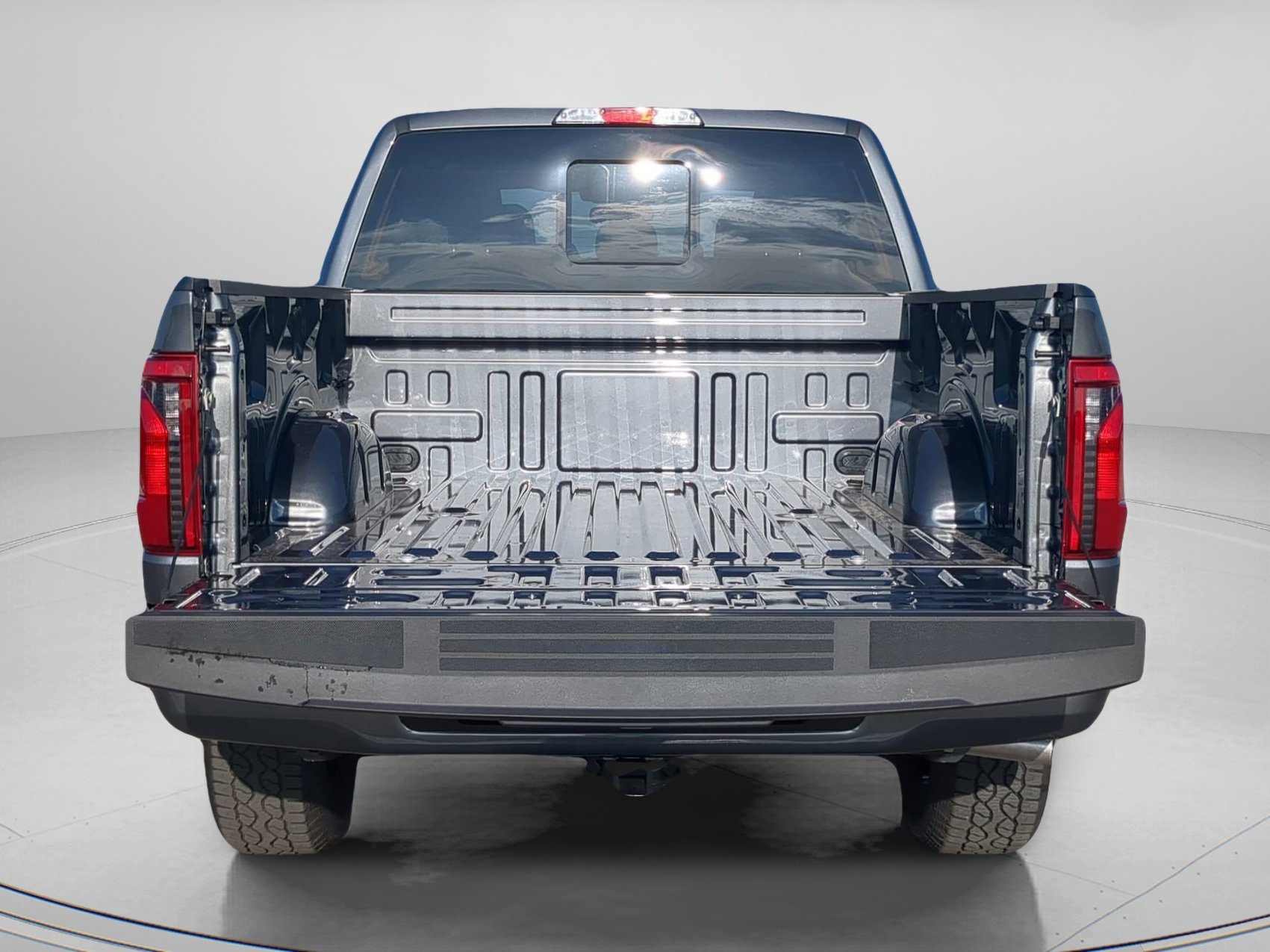 New 2026 Carbonized Gray Metallic Ford XLT image 43