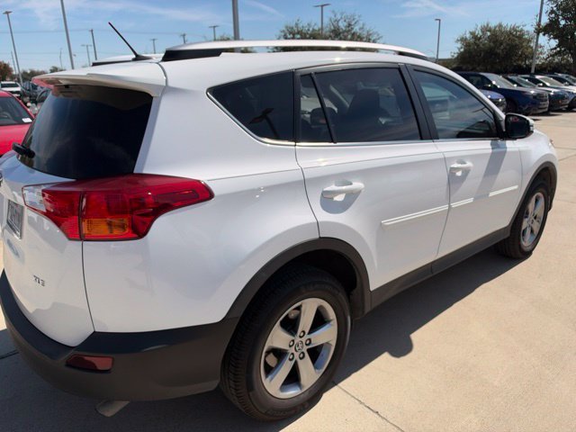 Used 2015 Super White Toyota XLE image 3