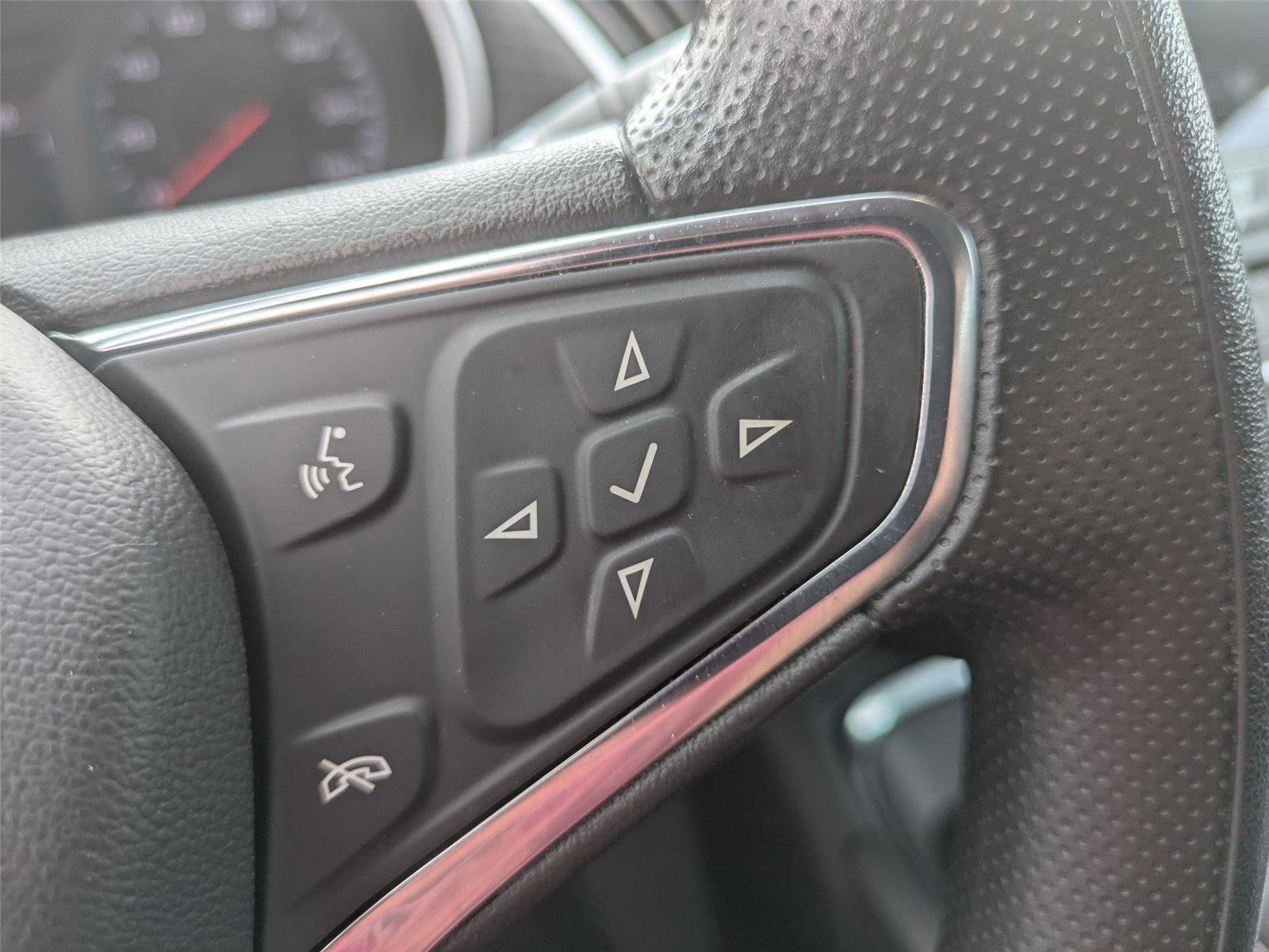 Used 2024 Summit White Chevrolet LT image 17