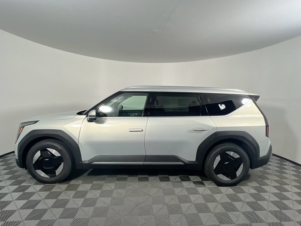 New 2026 White Kia Light image 8