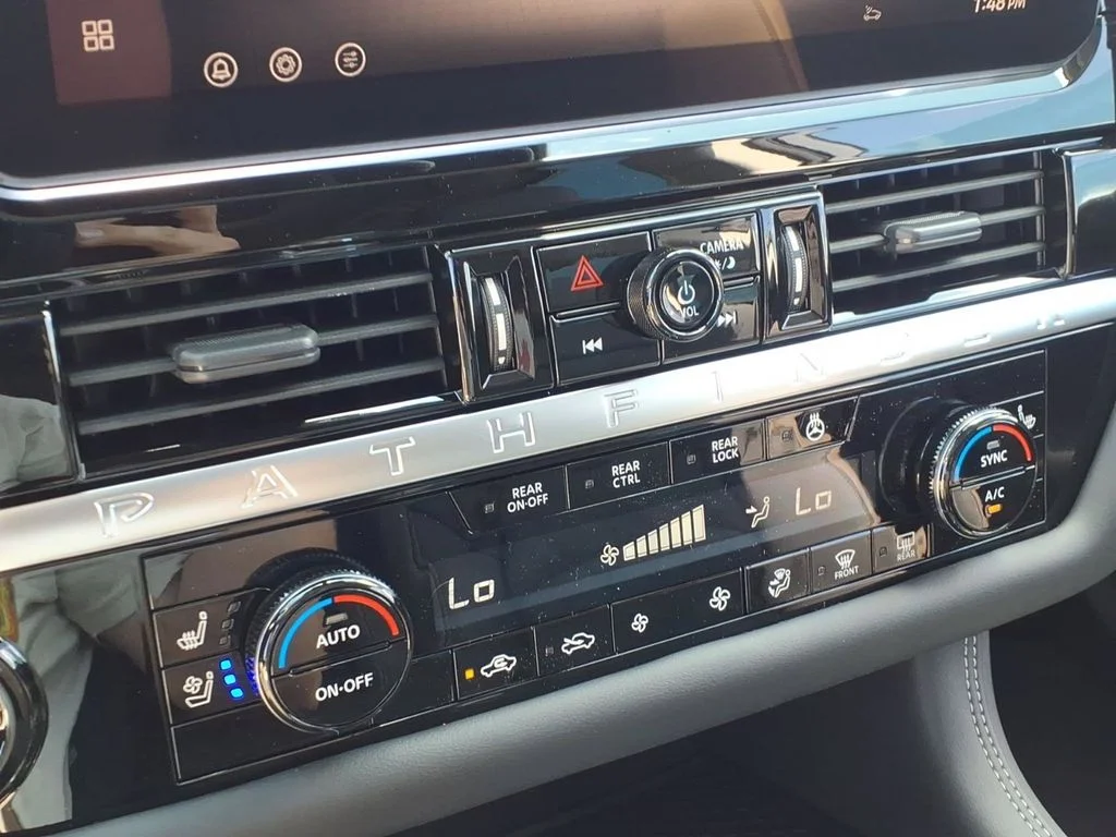 New 2026 Boulder Gray Pearl / Super Black Two-tone Nissan Platinum image 18