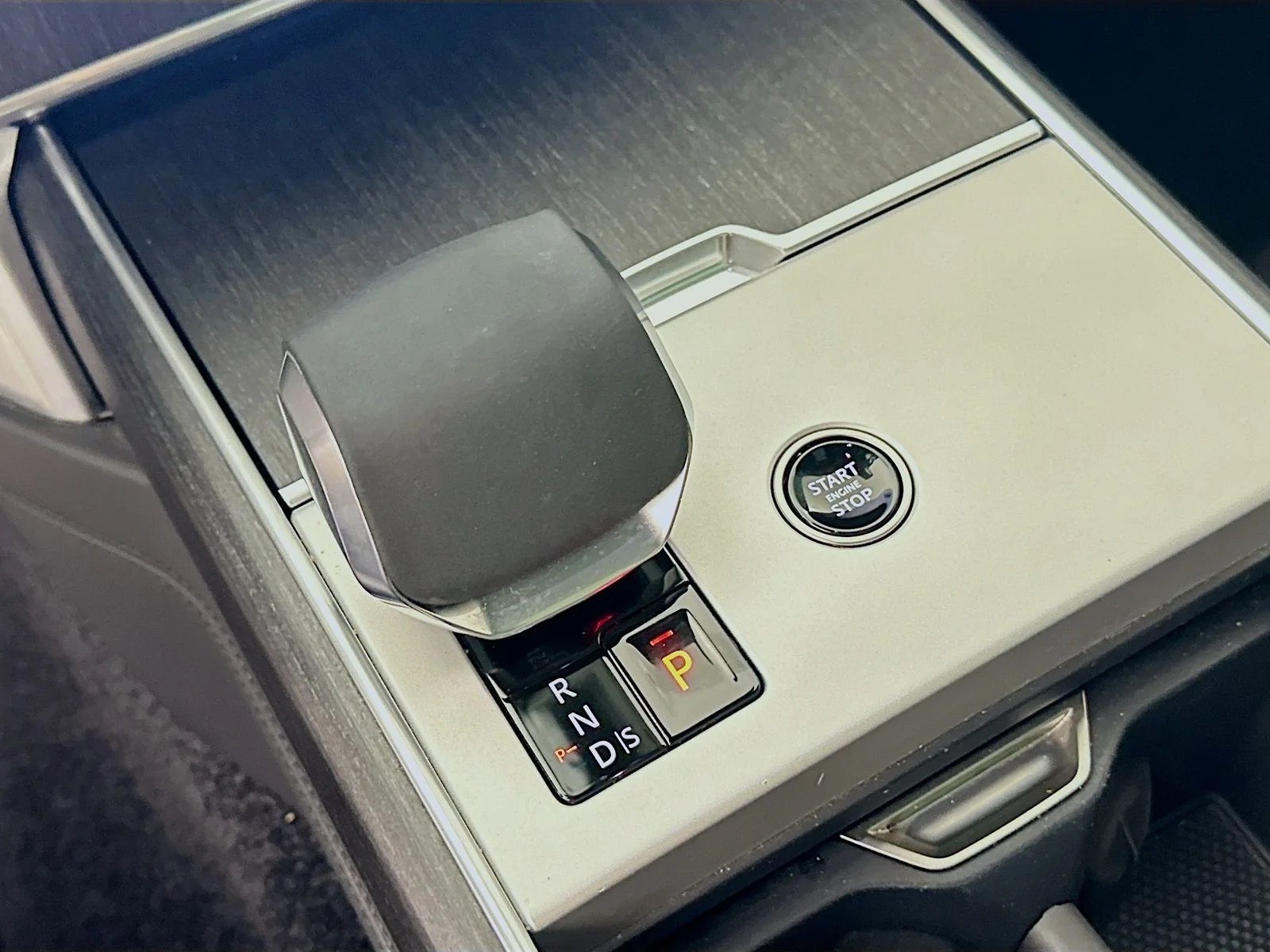 Used 2024  Land Rover  image 26