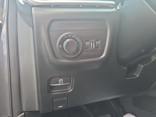 Used 2024 Gray Jeep Altitude image 27