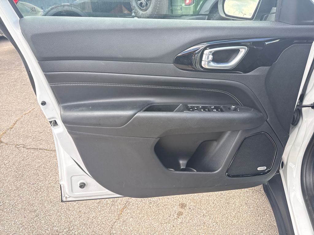 Used 2023 White Jeep Latitude image 14
