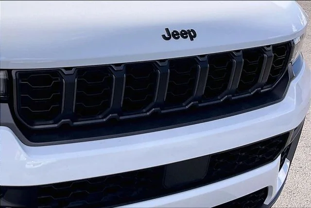 New 2026 Bright White Clear-Coat Exterior Paint Jeep Laredo image 35