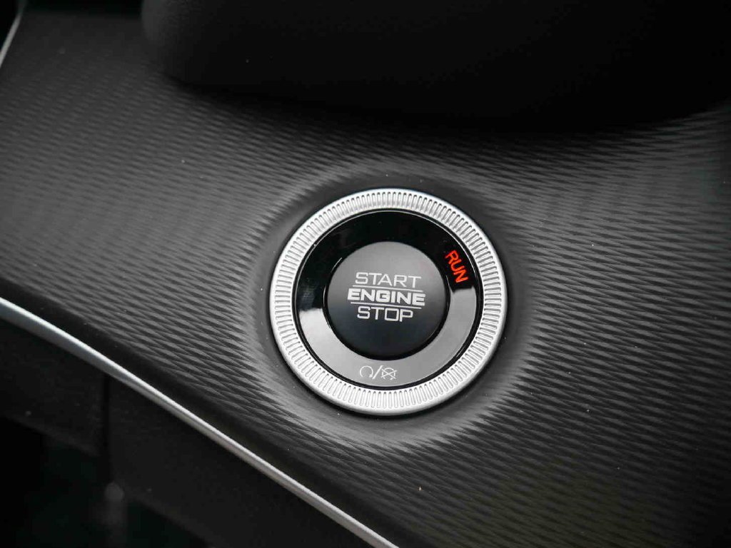 New 2026 Diamond Black Crystal Pearl-Coat Exterior Paint Jeep Laredo X image 30