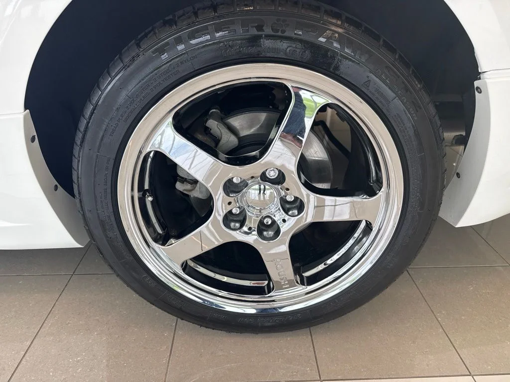 Used 2005 White Ford GT Deluxe image 9