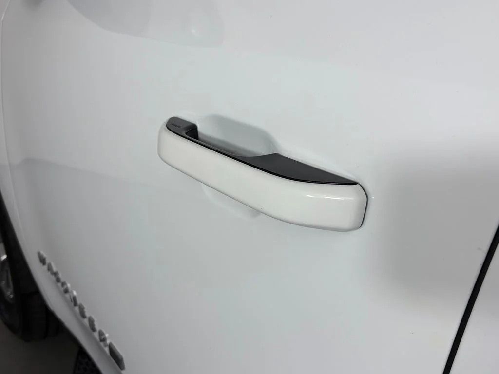 Used 2023 White Jeep Base image 11