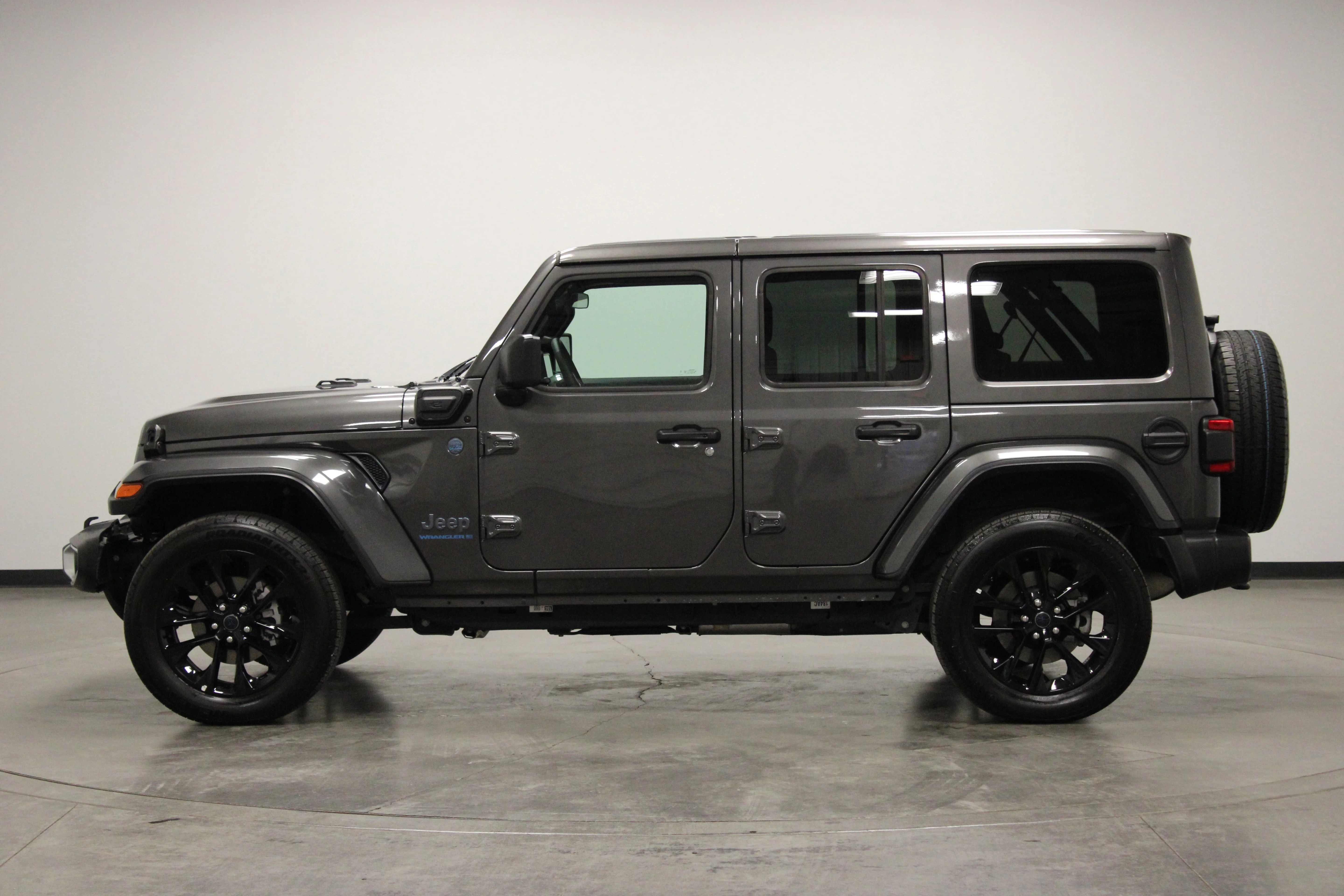 Used 2025 Granite Crystal Metallic Clearcoat Jeep Sahara image 5