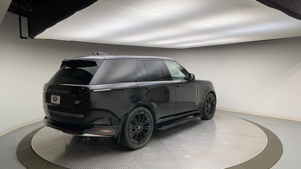 Used 2023  Land Rover SE image 8