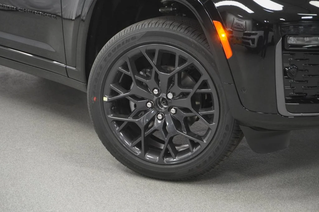 New 2026 Diamond Black Crystal Pearl-Coat Exterior Paint Jeep Summit image 4