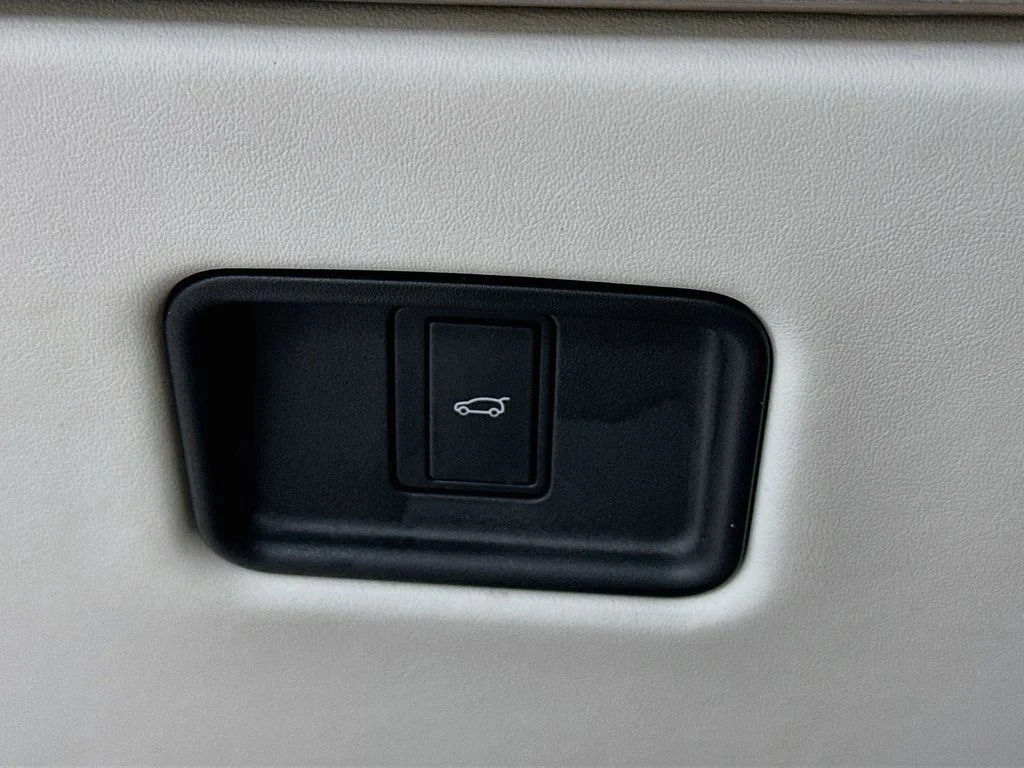Used 2023 Fuji White Land Rover SE image 11