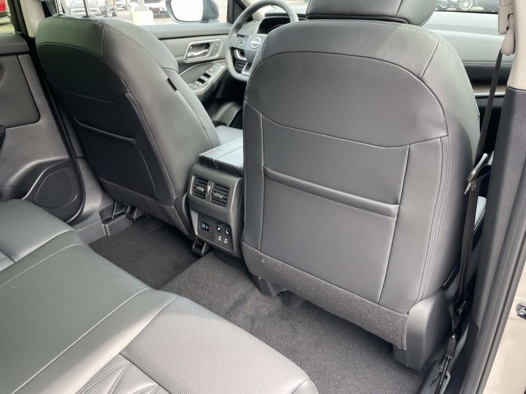 New 2026 Champagne Silver Metallic / Super Black Two-tone Nissan Platinum image 13