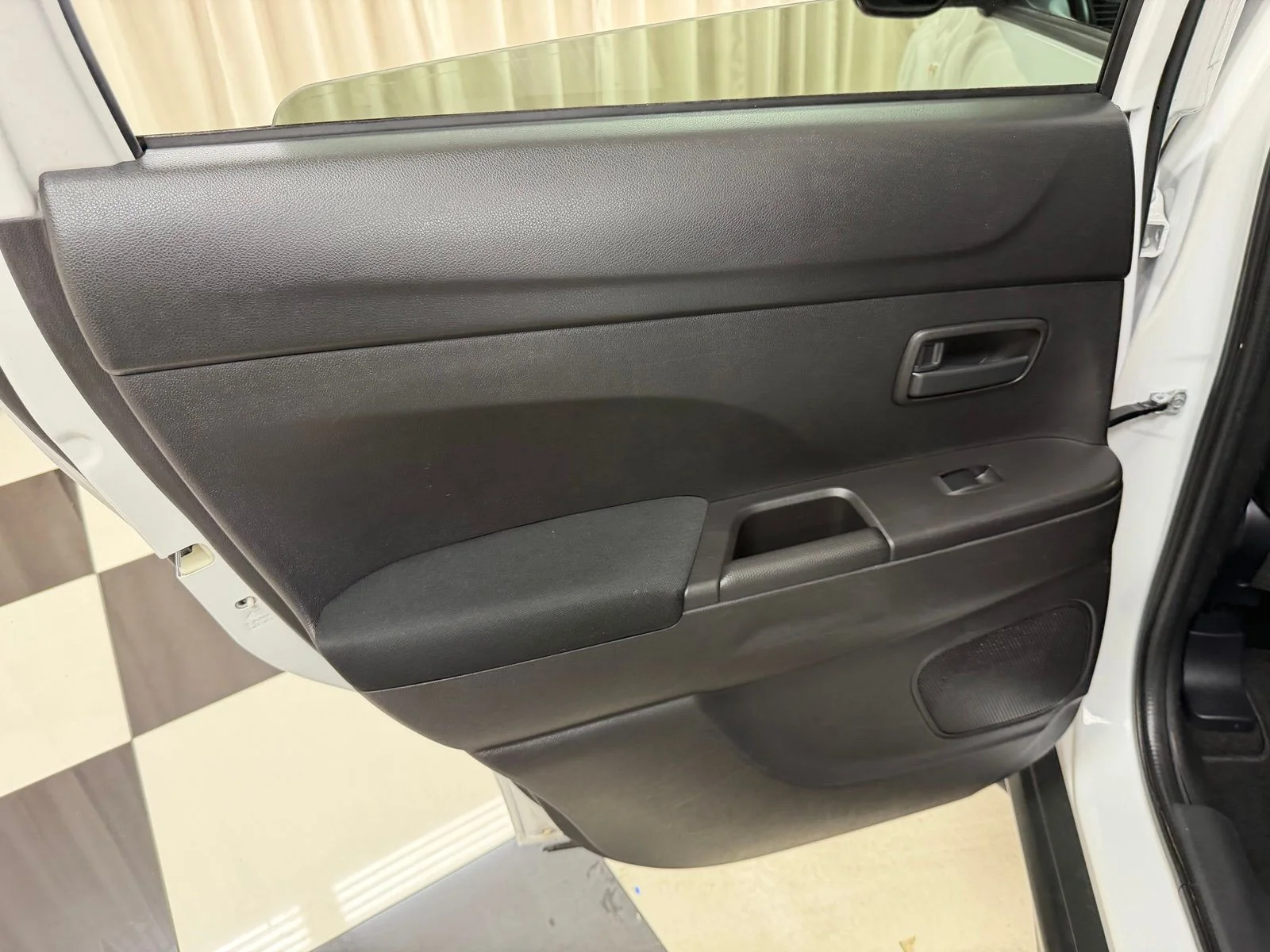 Used 2015  Mitsubishi ES image 24
