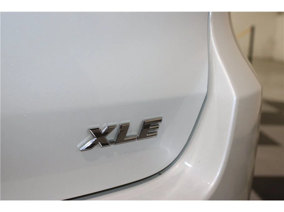 Used 2019 White Toyota XLE Sport Utility 4D image 19