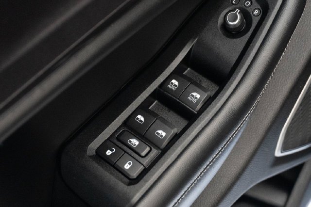 Used 2021 Black Jeep Altitude image 13