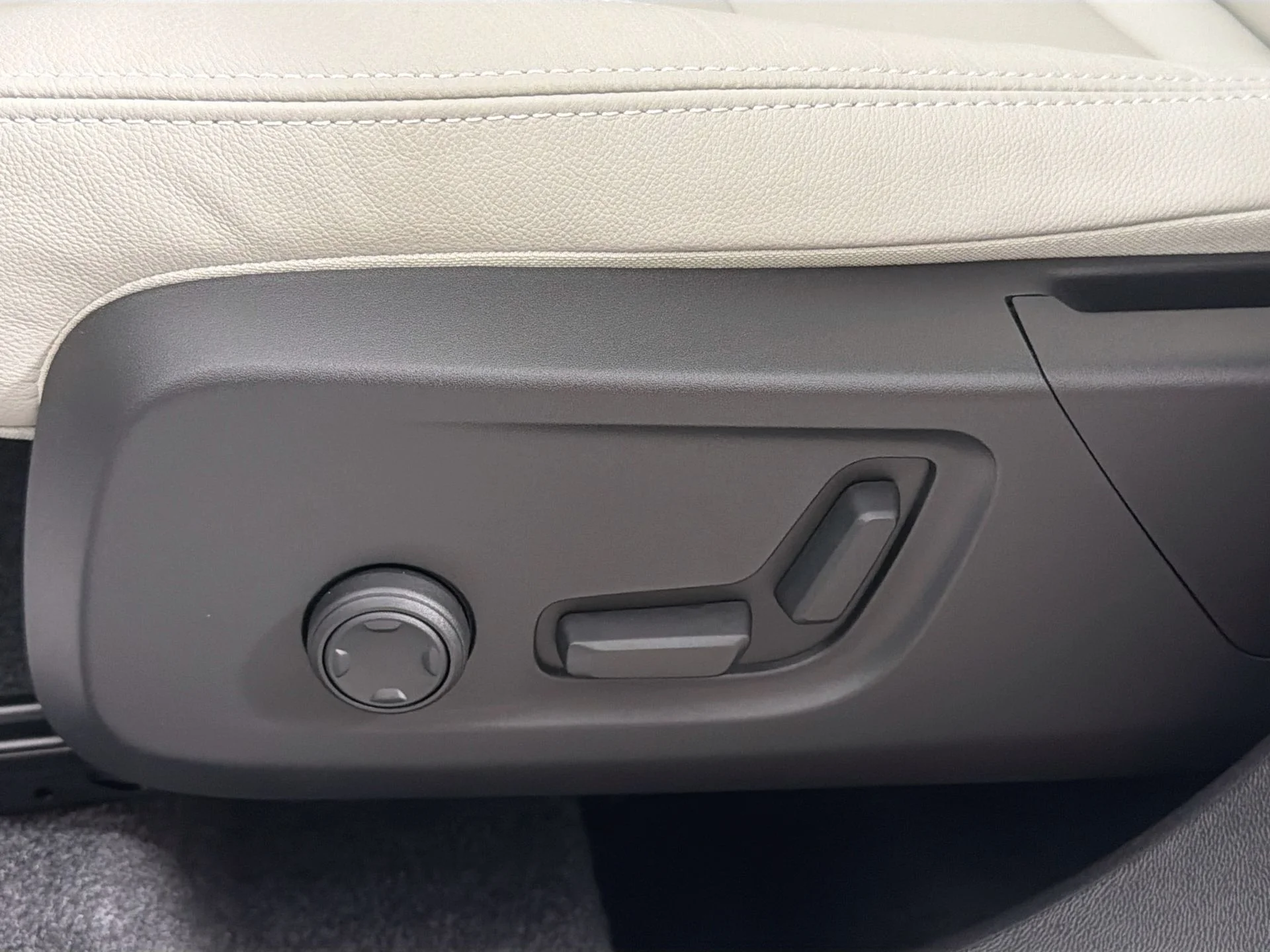 New 2026 Crystal White Volvo Plus image 17