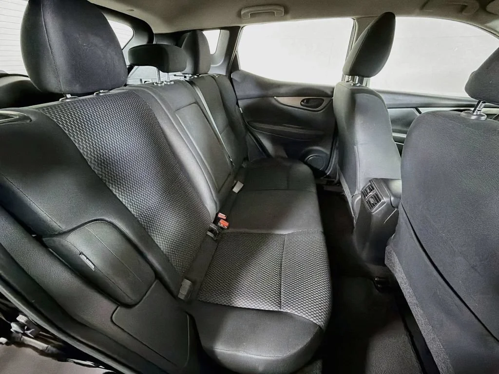 Used 2021  Nissan S image 23