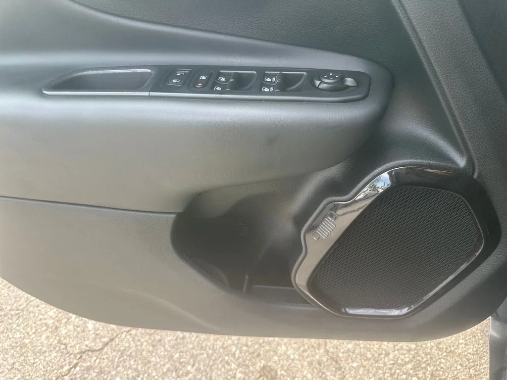 Used 2023 Gray Jeep Altitude image 13