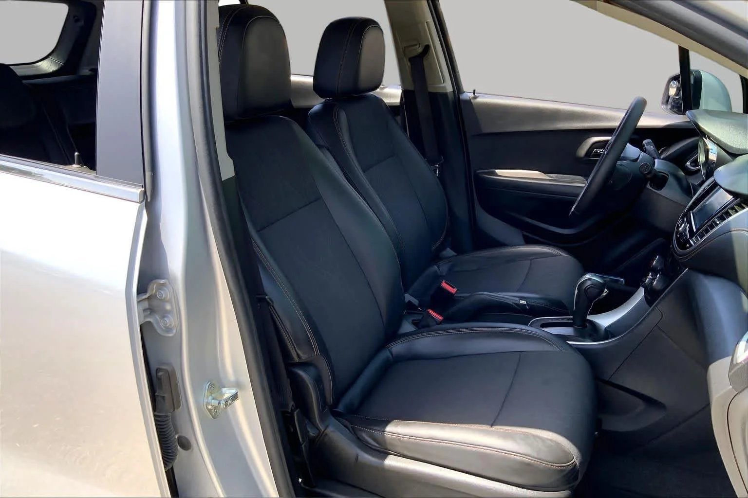 Used 2017 Silver Ice Metallic Chevrolet LT image 9