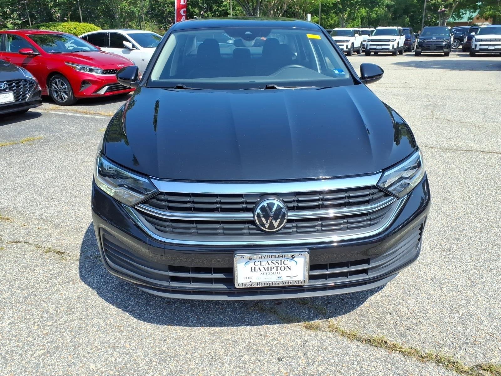 Used 2024  Volkswagen SE image 2