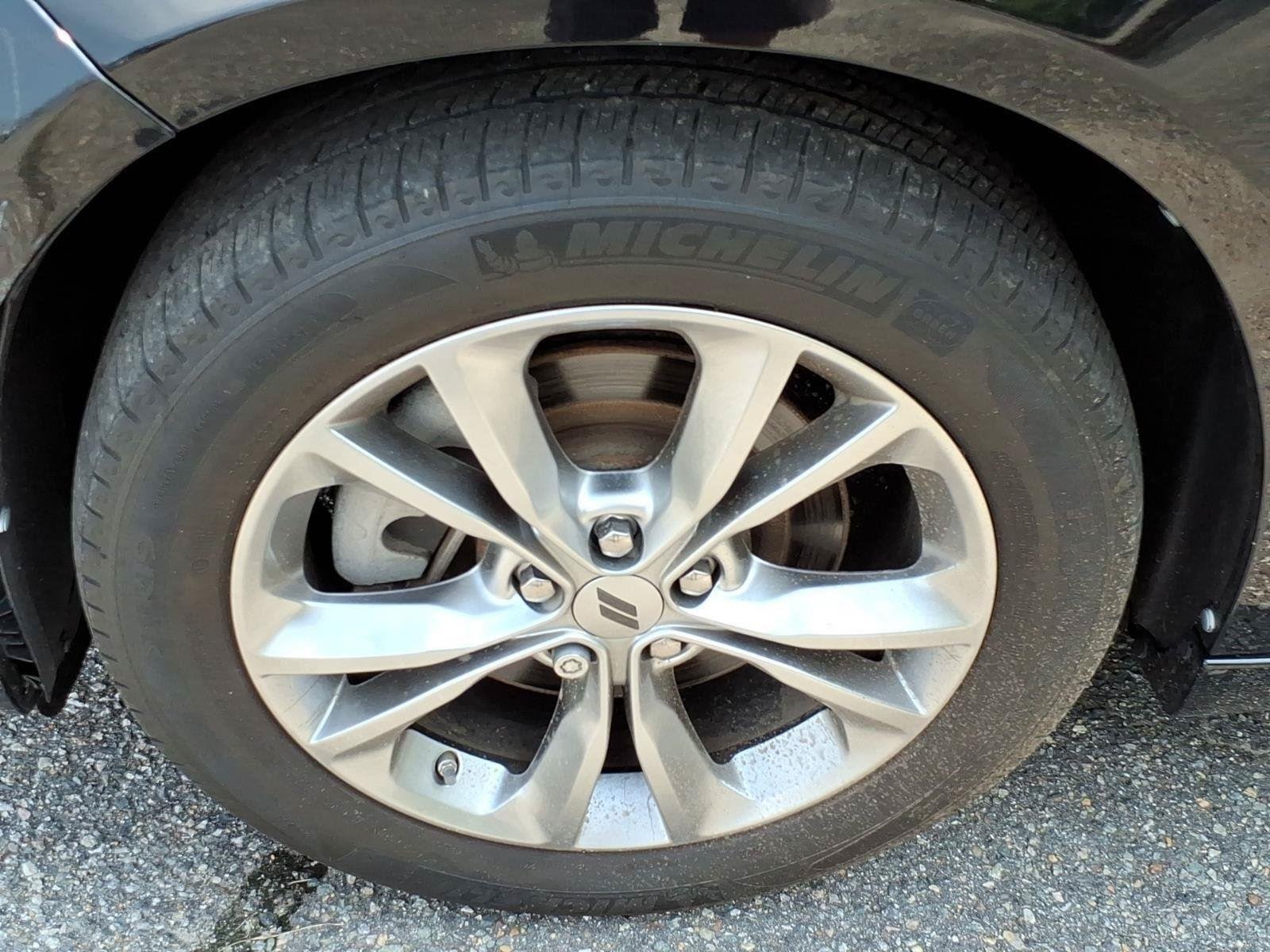 Used 2022 Pitch Black Clearcoat Dodge SXT image 4