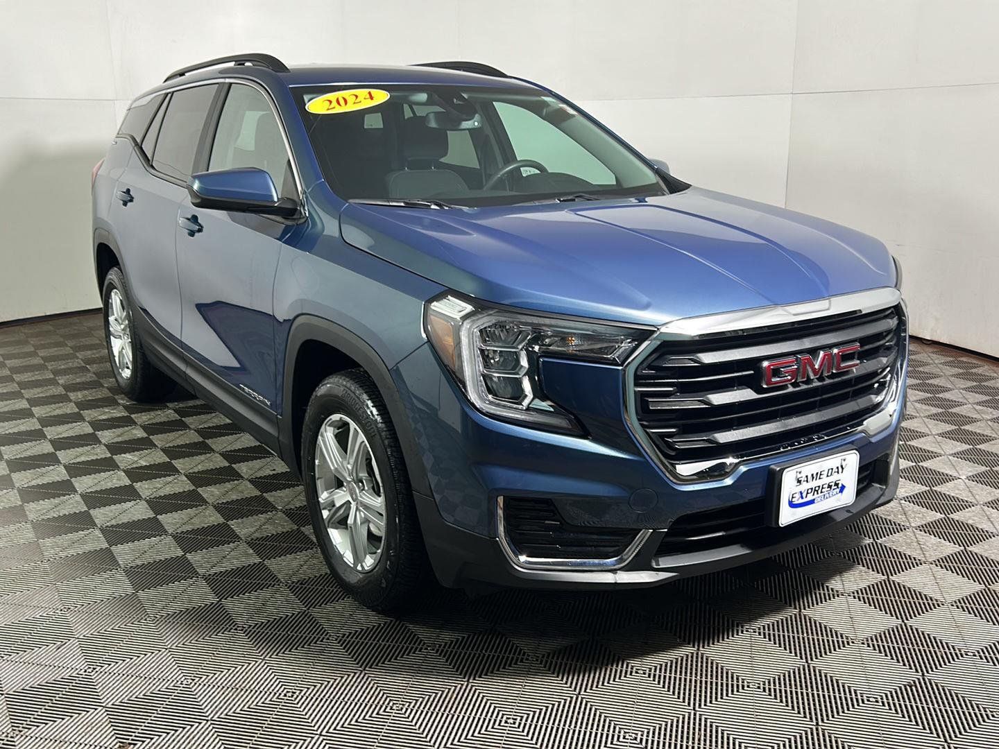 Used 2024 Downpour Metallic GMC SLE image 4