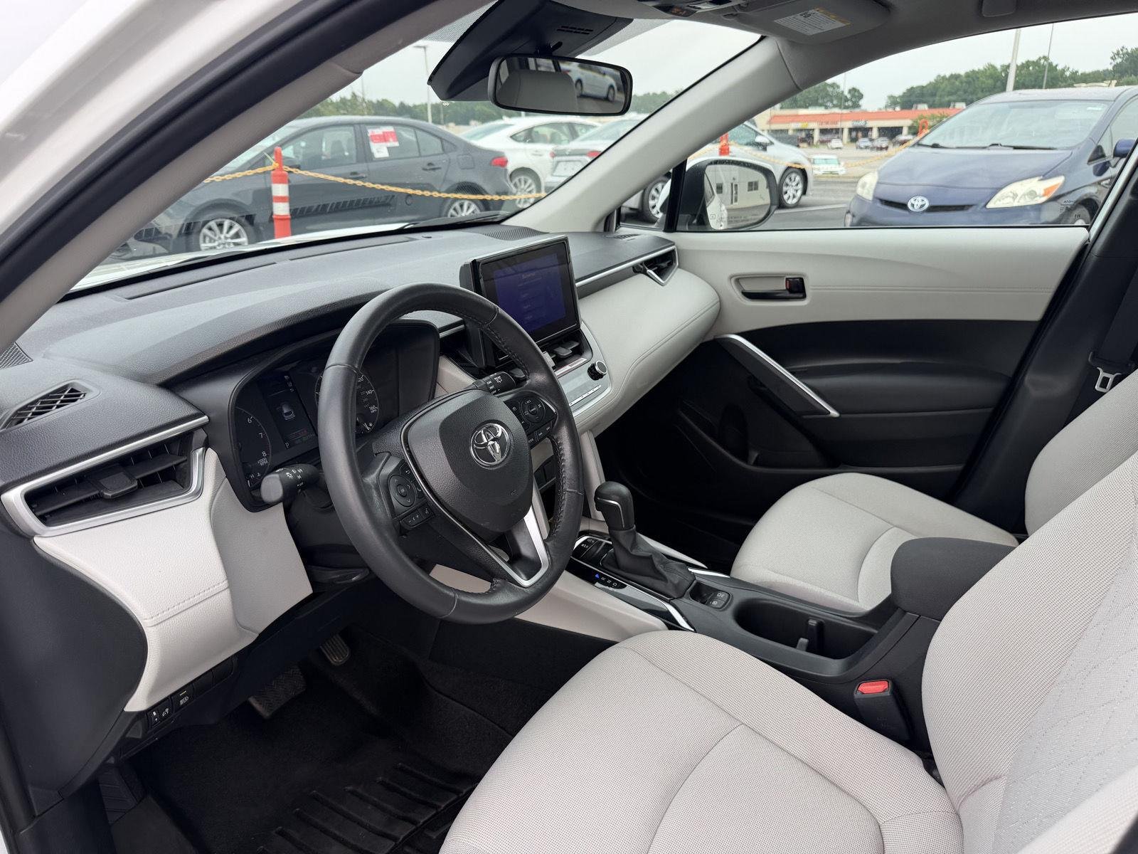 Used 2023 Wind Chill Pearl Toyota LE image 13