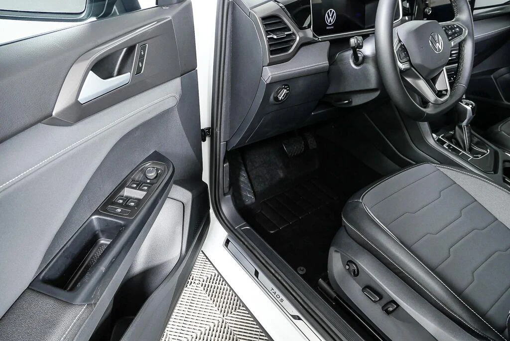 New 2026 Pure White w/Deep Black Roof Volkswagen SE Black image 8