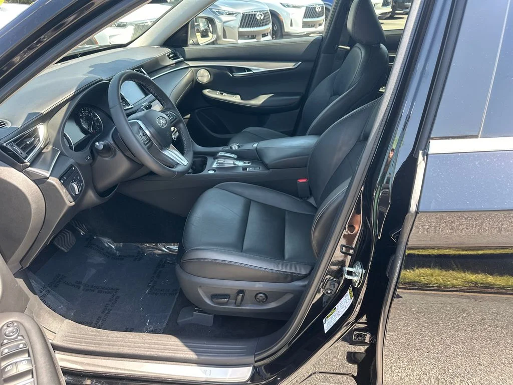 Used 2023 Black INFINITI LUXE image 9