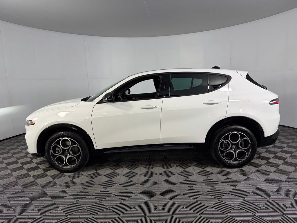 Used 2025 White Alfa Romeo Base image 9