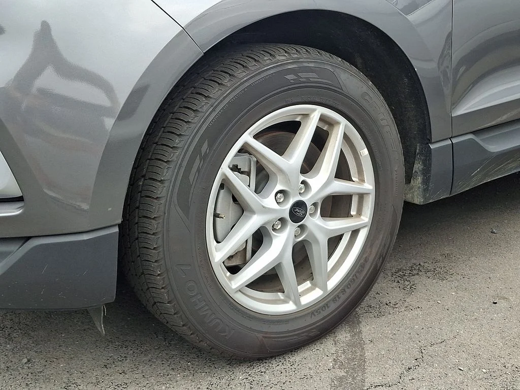 Used 2024 Gray Ford SEL image 5