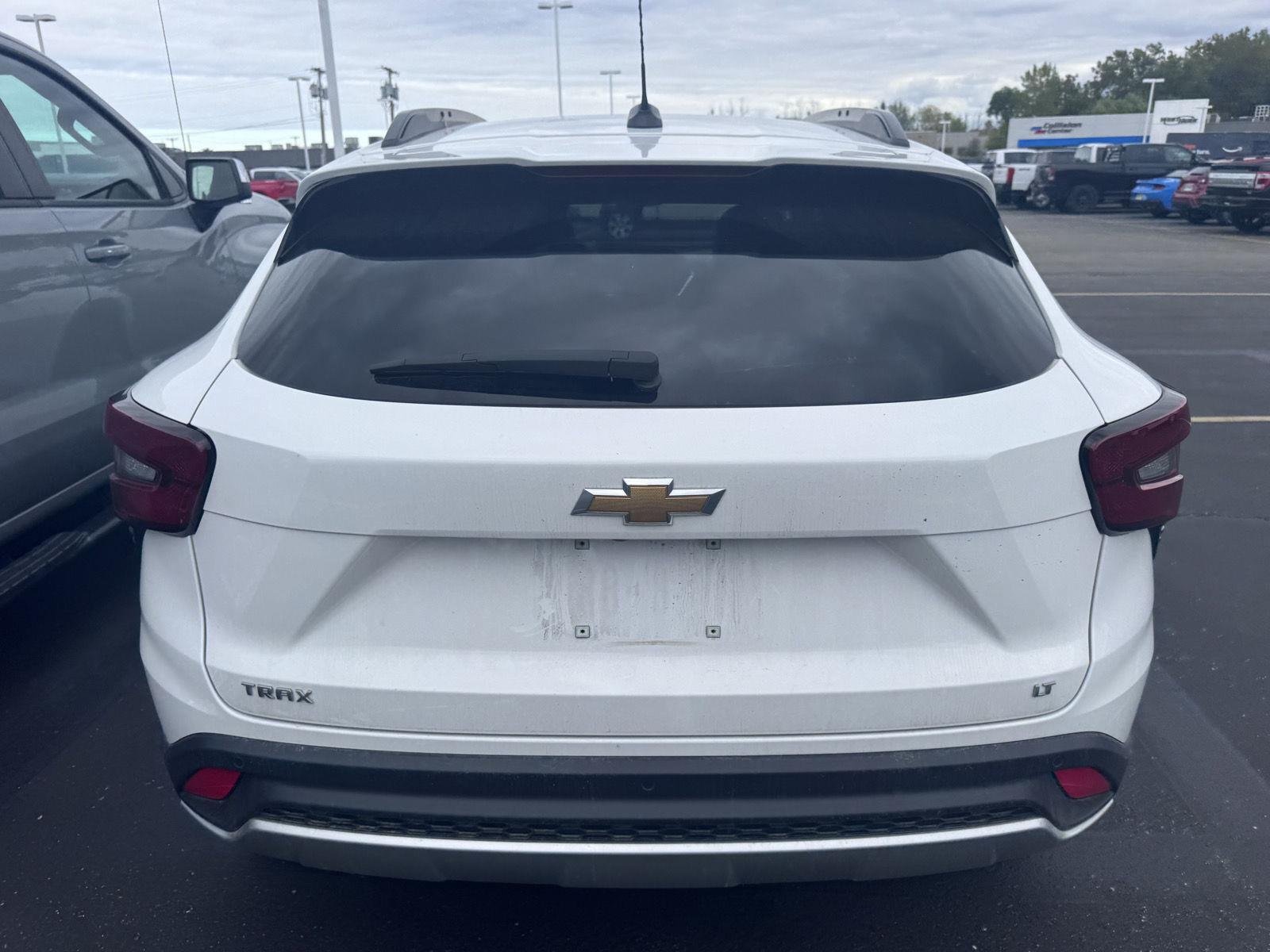 Used 2025 Summit White Chevrolet LT image 5