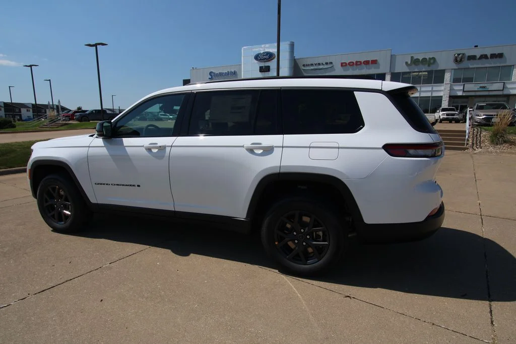 New 2027 Bright White Clear-Coat Paint Jeep Laredo Altitude image 17
