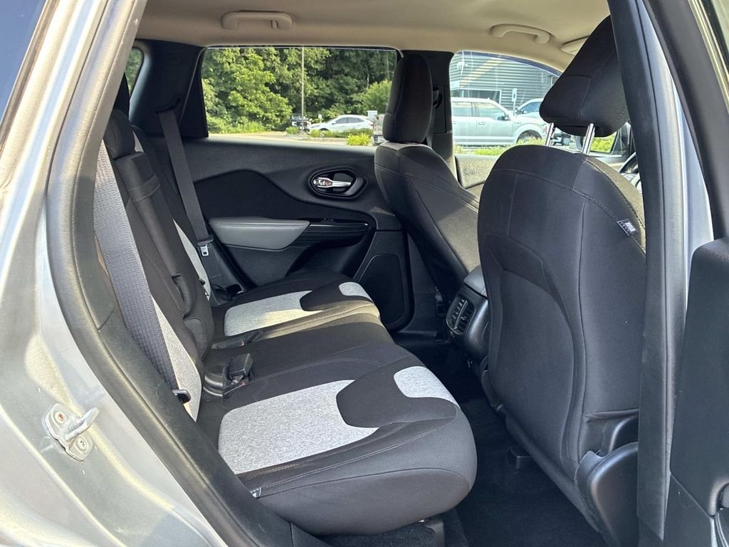 Used 2014 Silver Jeep Latitude image 10
