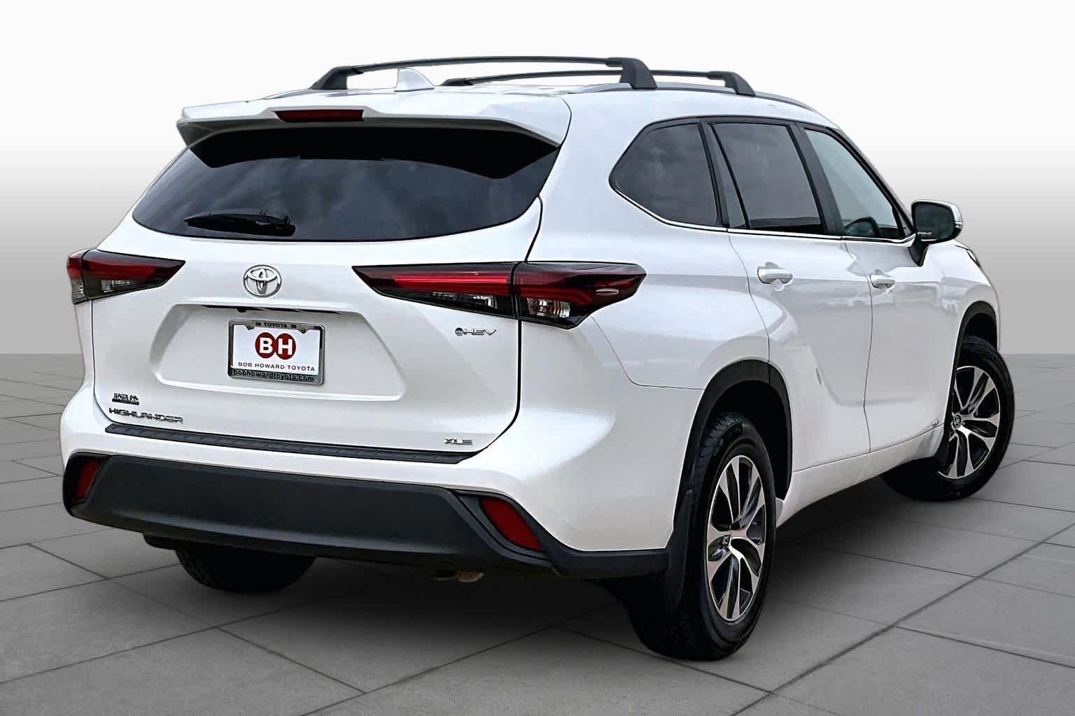 Used 2025 Wind Chill Pearl Toyota Hybrid XLE image 13