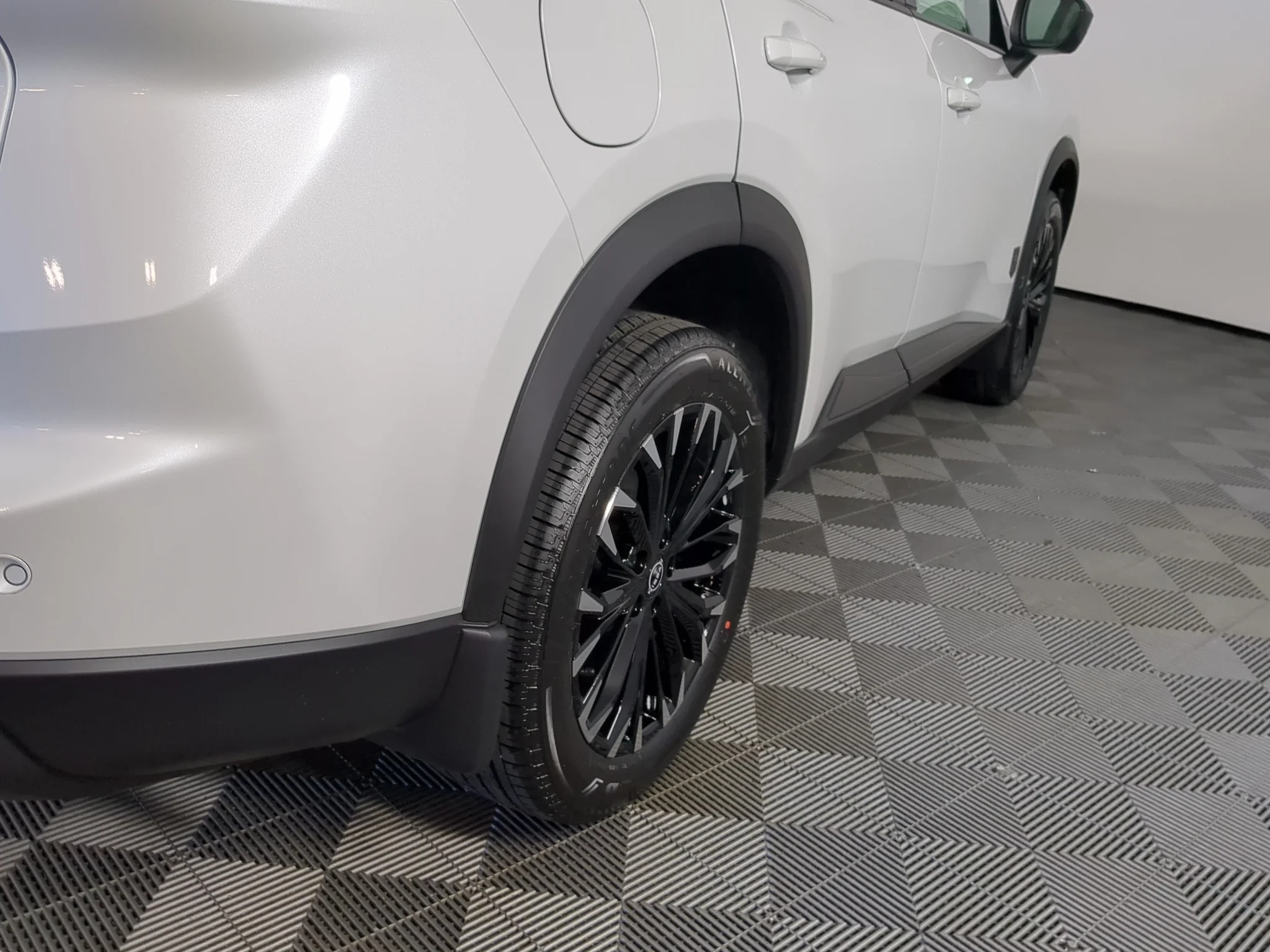 New 2027 Everest White Pearl Tricoat Nissan SV image 8