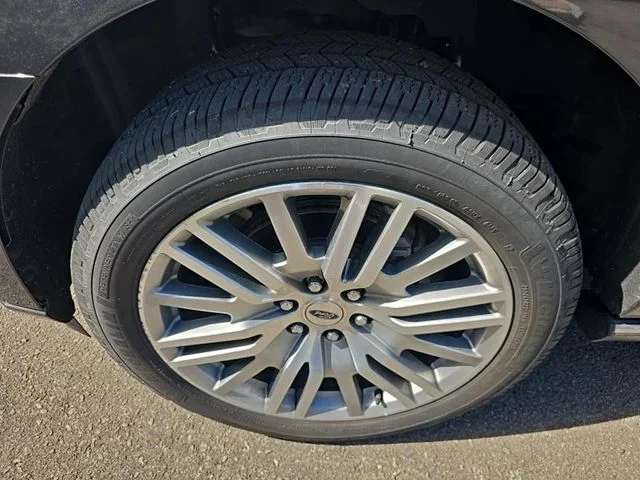 Used 2022  Ford Limited image 12