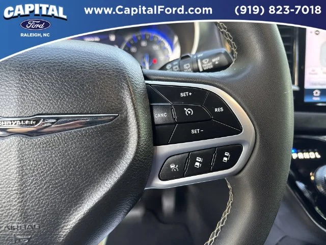 Used 2025 White Chrysler Select image 22