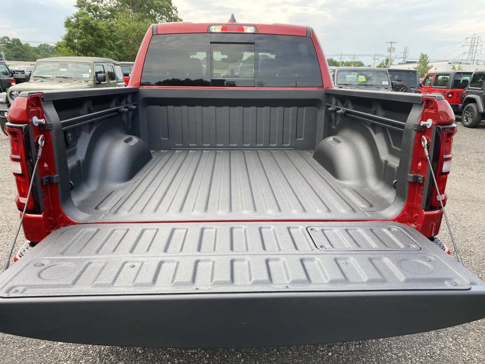 New 2026 Molten Red Pearl-Coat Exterior Paint Ram Laramie image 4