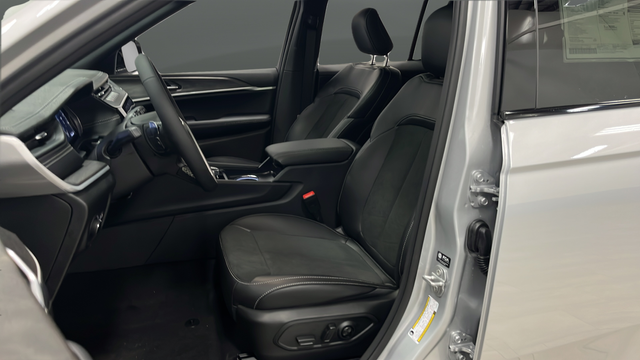 New 2026 Silver Zynith Jeep Altitude image 9