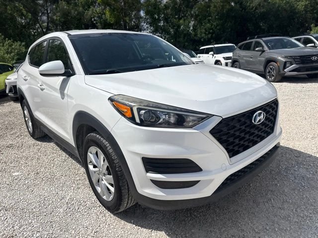 Used 2021 White Hyundai SE image 3