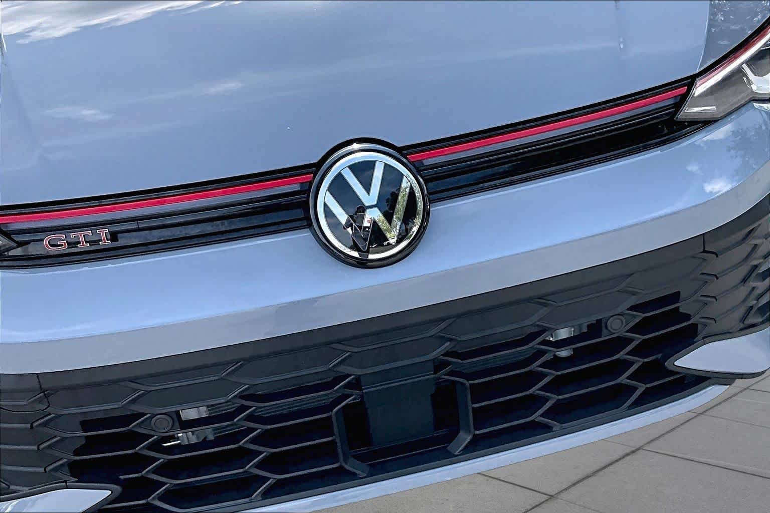 Used 2025 Moonstone Gray Volkswagen SE image 30