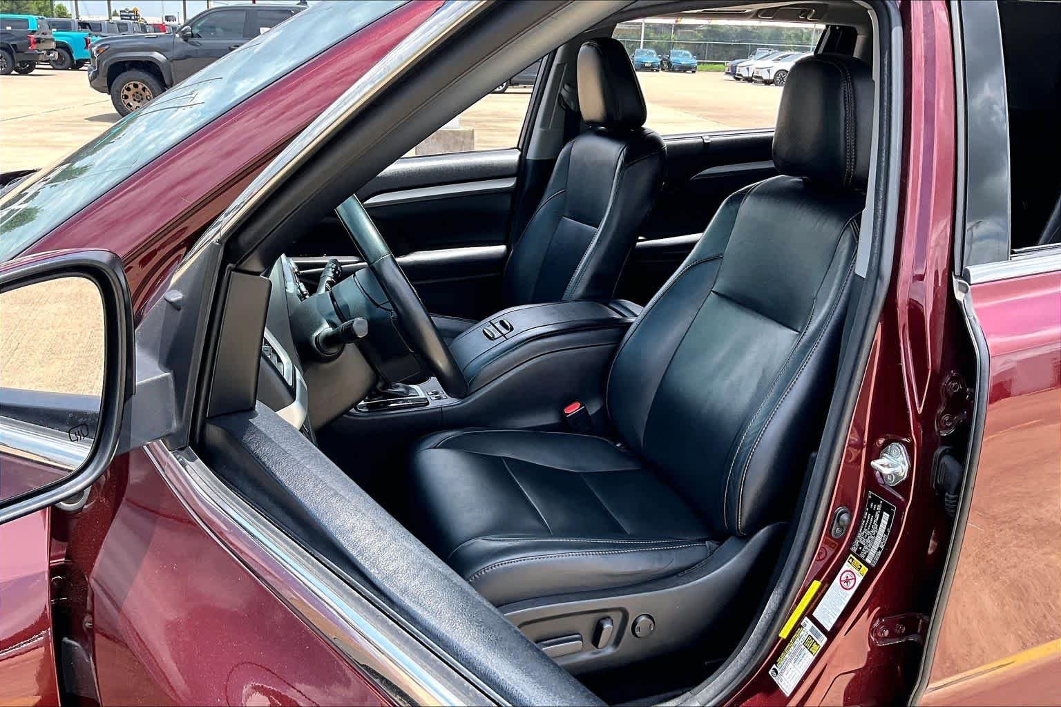 Used 2017 Ooh La La Rouge Mica Toyota XLE image 8