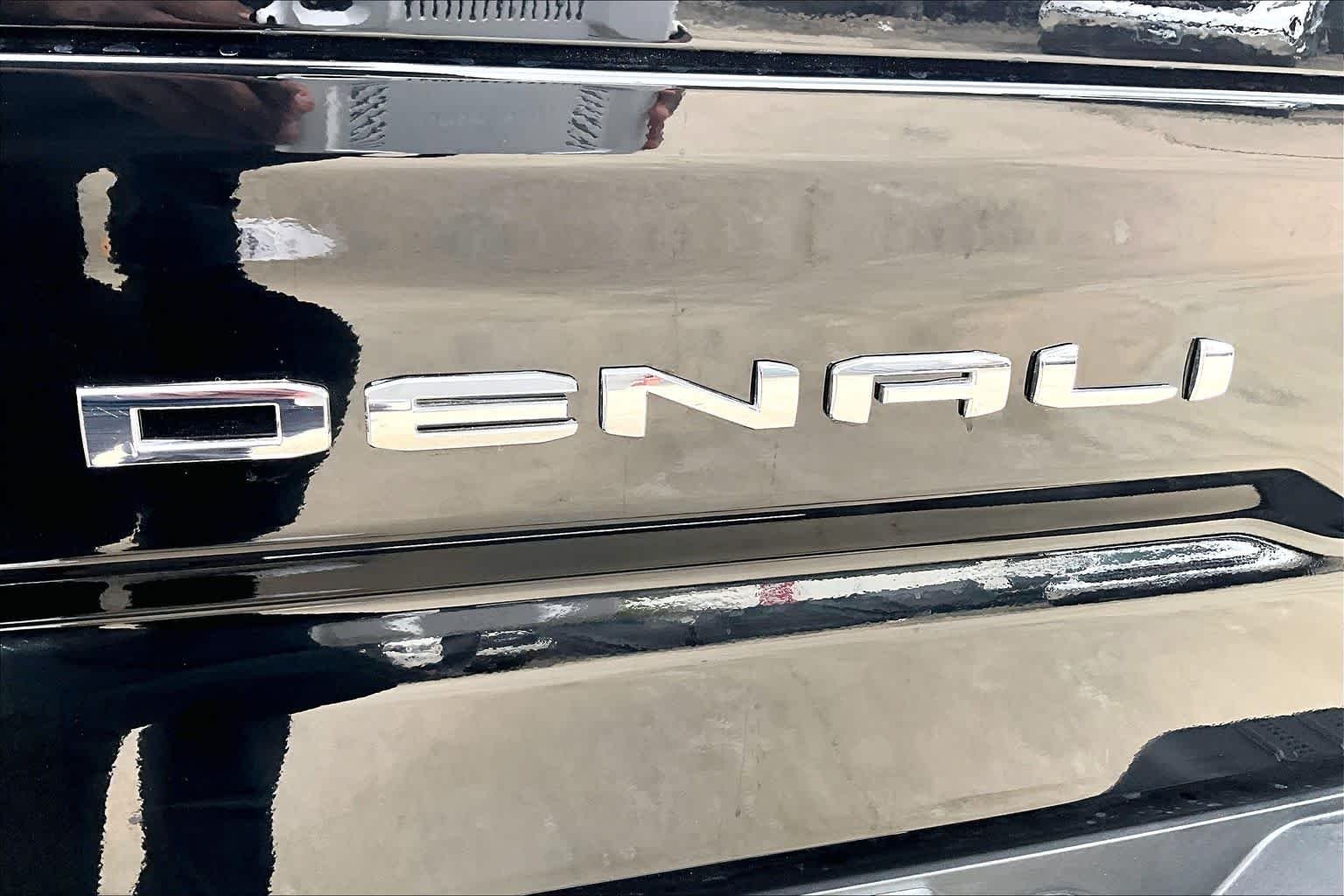 Used 2025 Onyx Black GMC Denali image 31