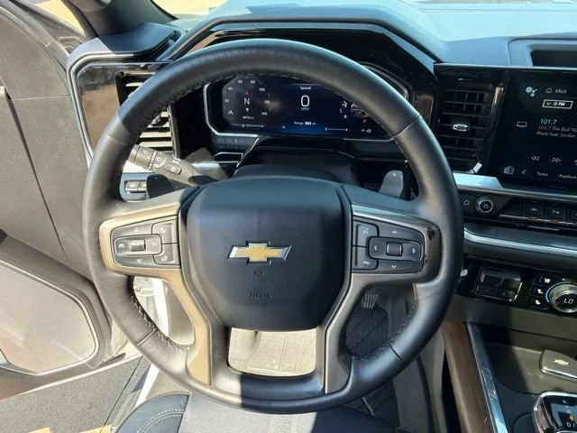 Used 2023 IRIDESCENT PEARL TRICOAT Chevrolet High Country image 18